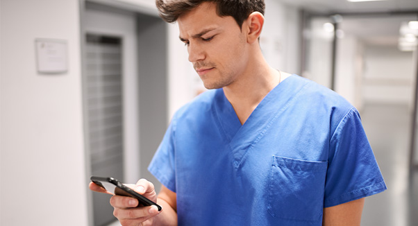 мужчина в синем халате разговаривает по телефону