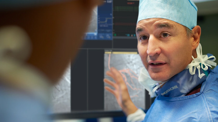 (открывается в том же окне)
Интервенционный кардиолог при просмотре клинических изображений