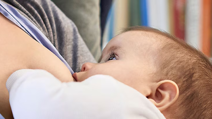 У ребенка болит живот: что делать, причины и симптомы