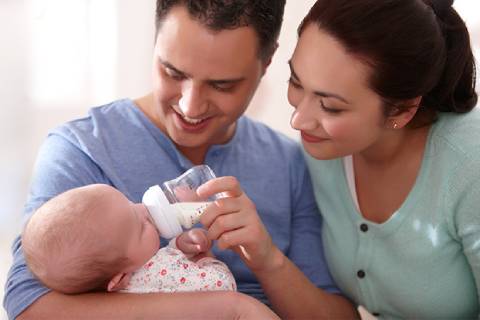 Как правильно кормить новорожденного из бутылочки