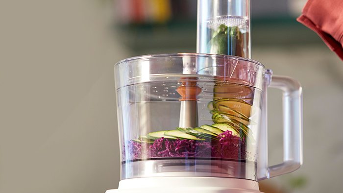 hr7310-in-use-daily-food-processor-white-crop-tif-thumb