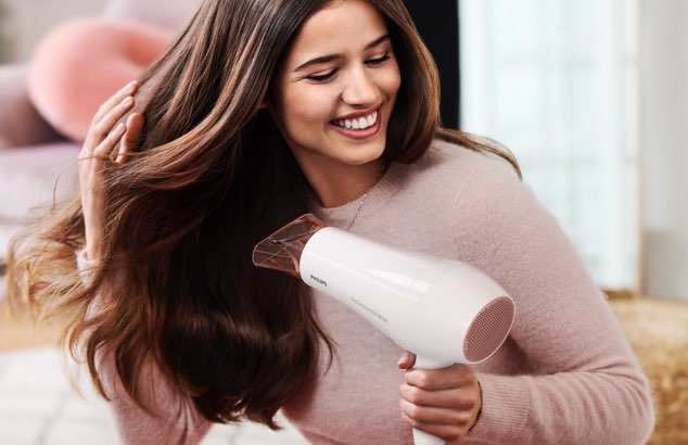 Использование фенов и выпрямителей, если магнитятся волосы