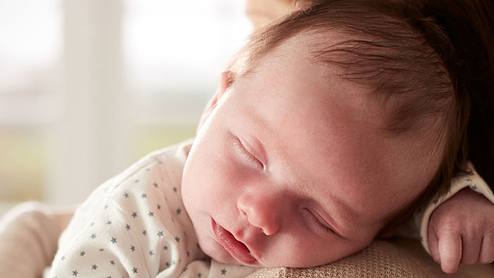 Почему ребенок срыгивает после кормления?