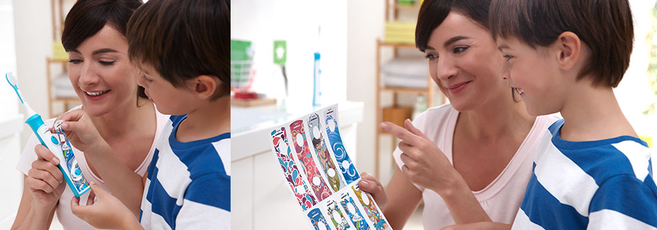 Мама и сын меняют наклейки на зубной щетке