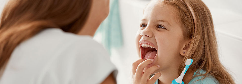 ребёнок показывает зубы маме