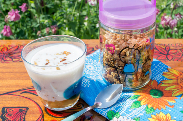 Ванильный йогурт с гранолой