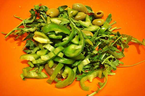 Салат с пастой, креветками и овощами