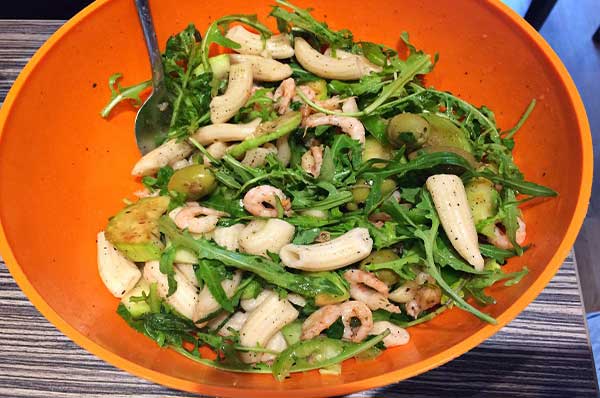 Салат с пастой, креветками и овощами