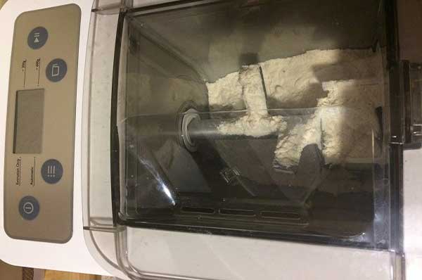 Салат с пастой, креветками и овощами