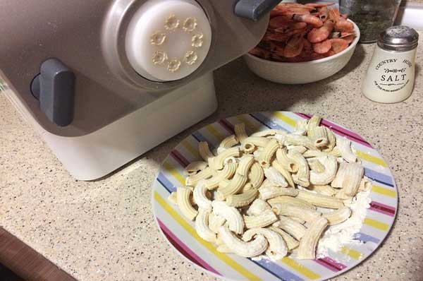 Салат с пастой, креветками и овощами