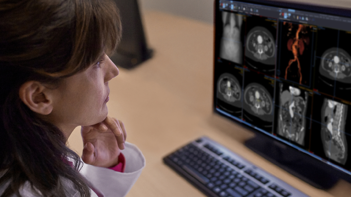 женщина смотрит на экран компьютера